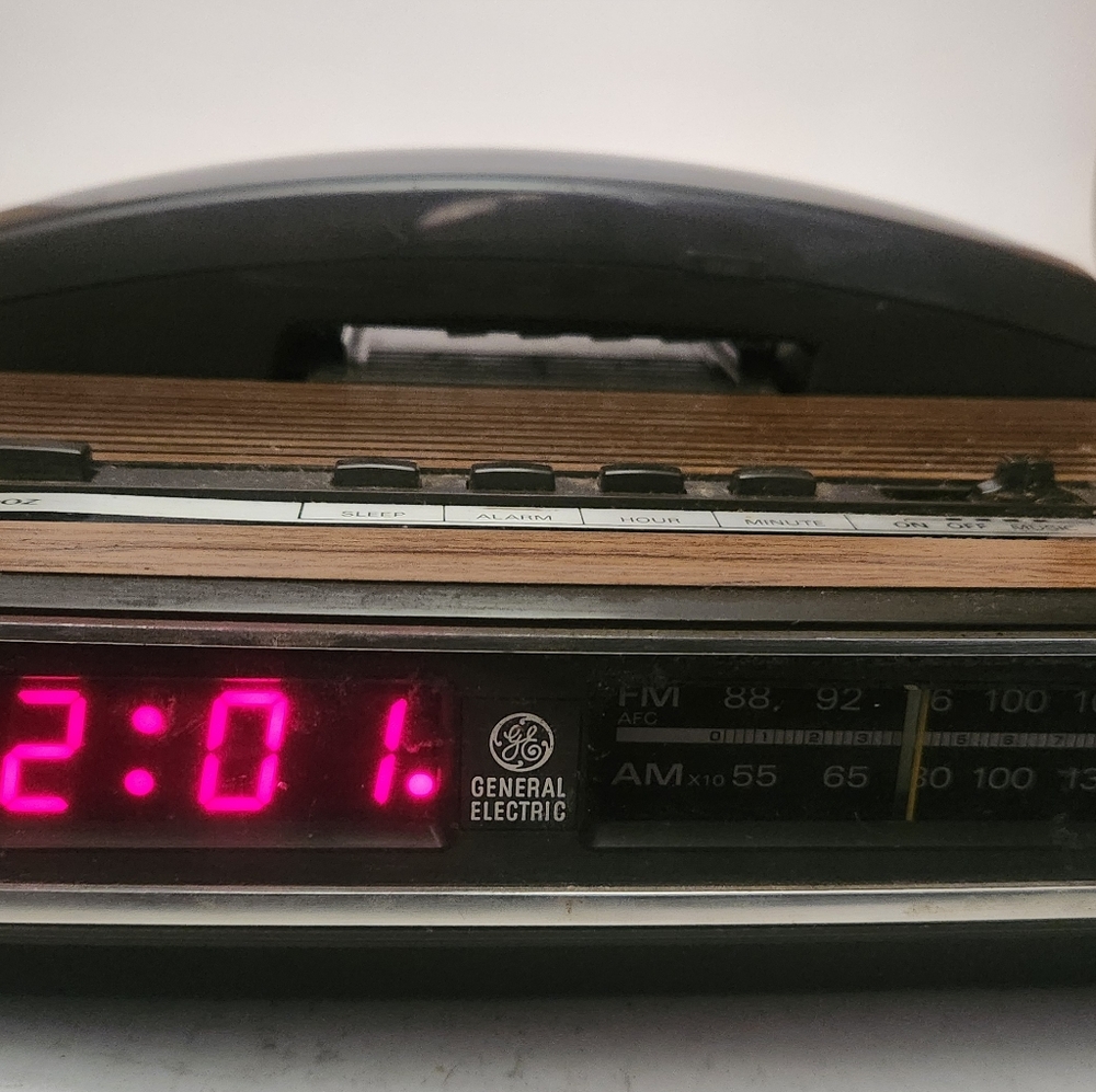 Vintage General Electric Model 7-4710B. AM/FM Clock Radio Phone Combo. Works.